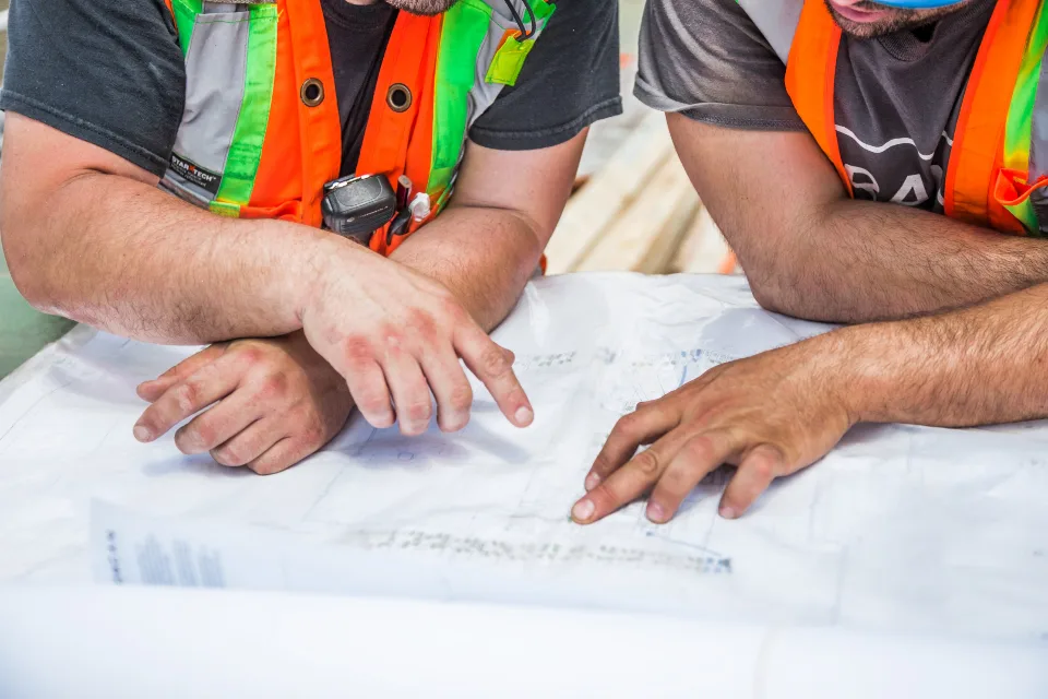 Equipo de consultoría técnica de Odisea Ingeniería revisando planos de proyecto